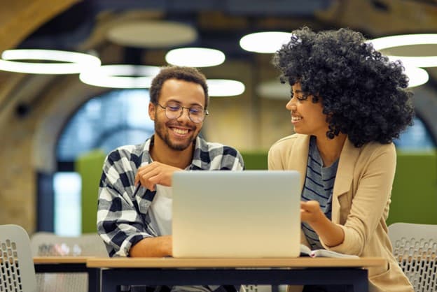 Adultos mirando la pantalla de computadora